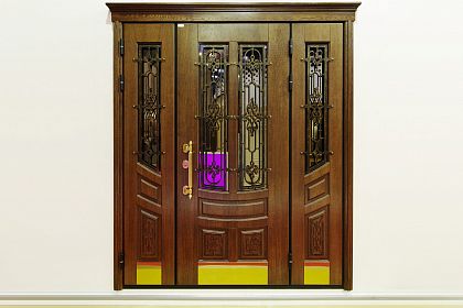 Металлические входные двери с окном